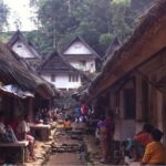 Kampung naga di desa neglasari kecamatan salawu kabupaten tasikmalaya jawa barat menjadi salah satu kampung adat yang hingga kini masih ketat menjaga tradisi leluhur